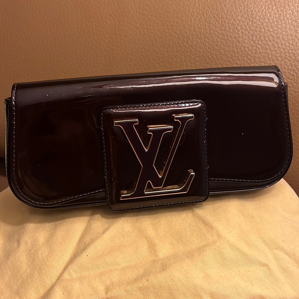 M93490 (Pouchette Sobe Amarant NM2)